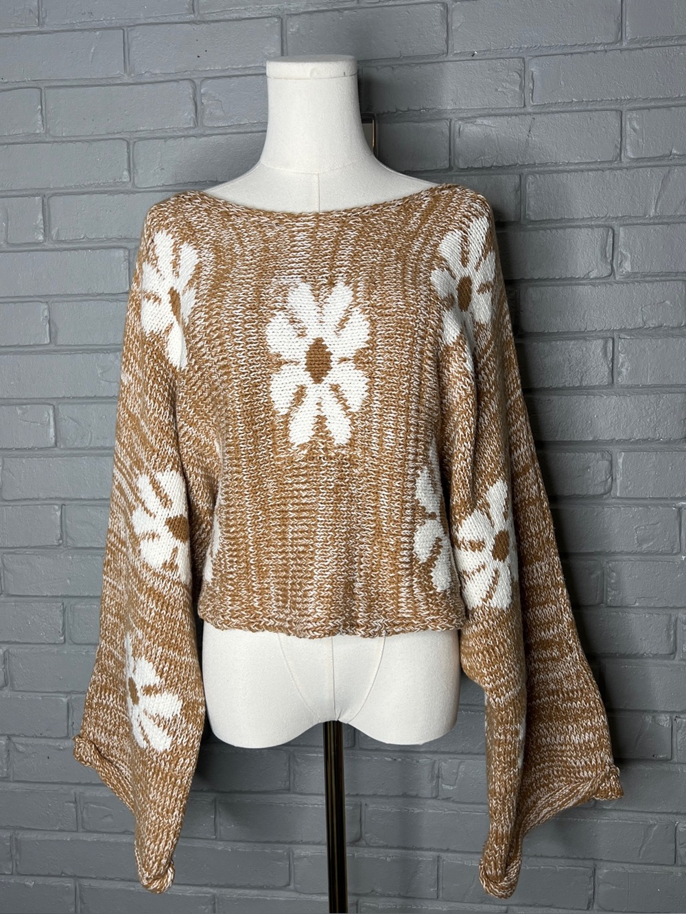 Storia Women's Cropped Tan Floral Knit Bell Sleeve Sweater Size Medium